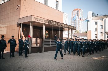 В институте прошло еженедельное утреннее построение