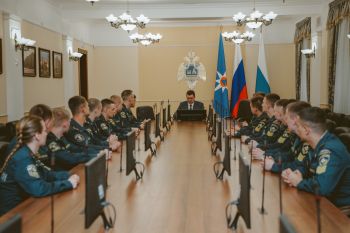 Начальник ГУ МЧС России по ХМАО-Югре встретился с выпускниками Уральского института ГПС МЧС России