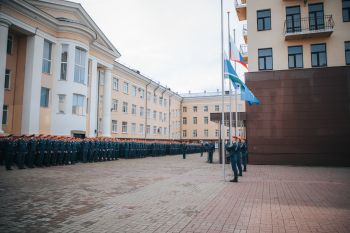В институте состоялось еженедельное утреннее построение личного состава