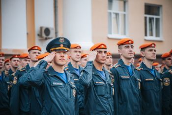 В институте состоялось еженедельное утреннее построение личного состава
