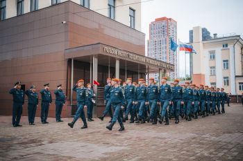 В институте состоялось еженедельное утреннее построение личного состава