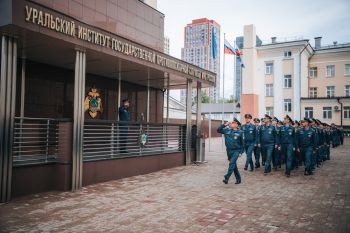 В институте состоялось еженедельное утреннее построение личного состава