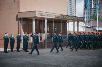 В институте состоялось еженедельное утреннее построение личного состава