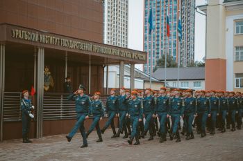 В Уральском институте ГПС МЧС России прошло еженедельное построение В Уральском институте ГПС МЧС России прошло еженедельное построение