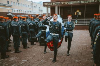 В институте состоялось еженедельное утреннее построение личного состава, приуроченное к 22 июня — Дню памяти и скорби В институте состоялось еженедельное утреннее построение личного состава, приуроченное к 22 июня — Дню памяти и скорби