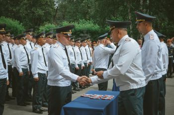 Торжественное вручение погон молодым специалистам 