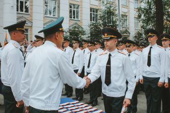 Торжественное вручение погон молодым специалистам 