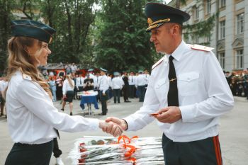 Торжественное вручение погон молодым специалистам 