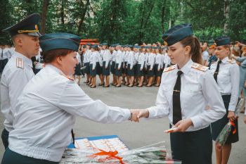 Торжественное вручение погон молодым специалистам 
