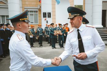 Торжественное вручение погон молодым специалистам 