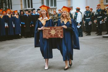Торжественное вручение погон молодым специалистам 