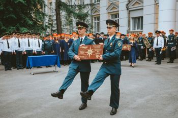 Торжественное вручение погон молодым специалистам 