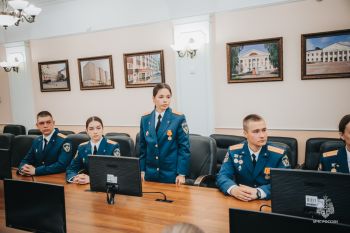 Встреча в родных стенах: начальник института приветствовал новых сотрудников — выпускников 2026 года