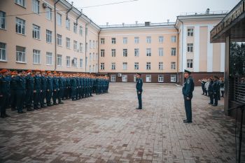 В институте прошло еженедельное утреннее построение