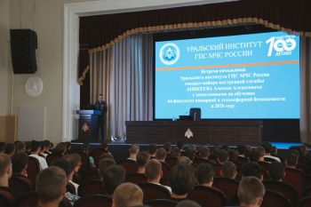 Начальник института провел беседу с абитуриентами Начальник института провел беседу с абитуриентами