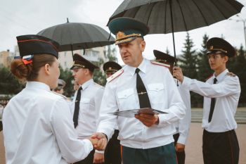 Начальник института Алексей Аникеев принял участие в торжественном выпуске молодых специалистов Уральского юридического института МВД Начальник института Алексей Аникеев принял участие в торжественном выпуске молодых специалистов Уральского юридического института МВД