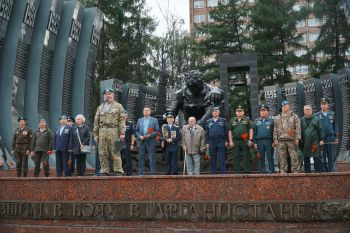 В Екатеринбурге почтили память воинов-десантников В Екатеринбурге почтили память воинов-десантников