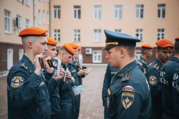 В институте прошло утреннее построение В институте прошло утреннее построение