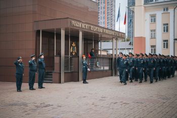 В институте прошло утреннее построение В институте прошло утреннее построение