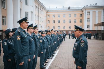 В институте прошло утреннее построение В институте прошло утреннее построение