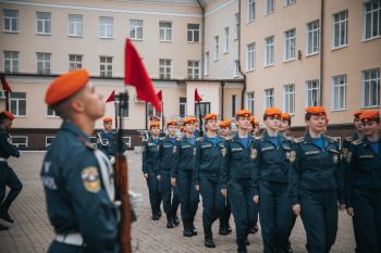 В институте прошло утреннее построение В институте прошло утреннее построение