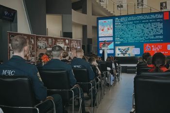 Под символом триколора