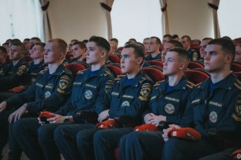 Под символом триколора