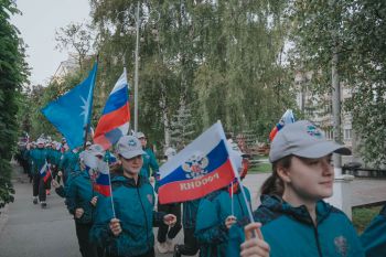 Под символом триколора