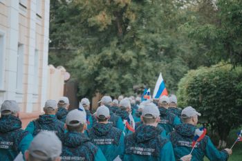 Под символом триколора