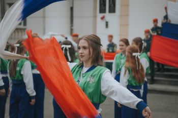 Под символом триколора