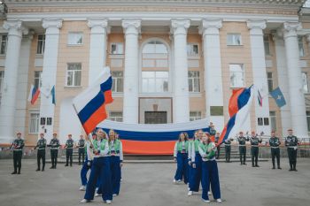 Под символом триколора