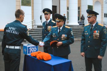 Торжественная церемония вручения оранжевых беретов