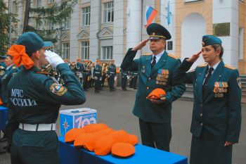 Торжественная церемония вручения оранжевых беретов