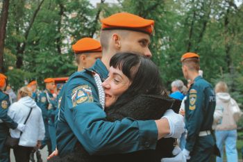 Торжественная церемония вручения оранжевых беретов