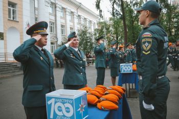 Торжественная церемония вручения оранжевых беретов
