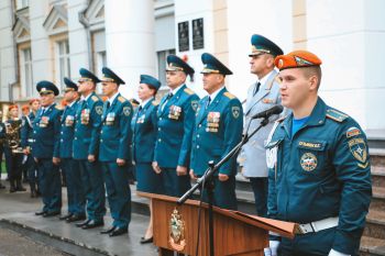 Торжественная церемония вручения оранжевых беретов