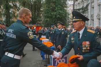 Торжественная церемония вручения оранжевых беретов
