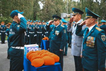 Торжественная церемония вручения оранжевых беретов