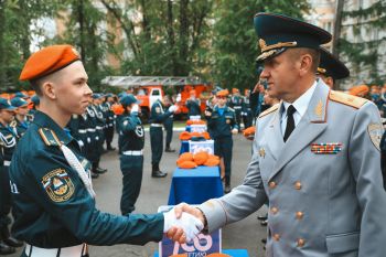 Торжественная церемония вручения оранжевых беретов