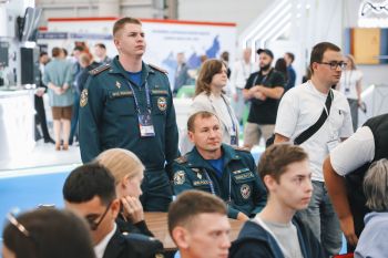 Сотрудники Уральского института ГПС МЧС России приняли участие в стратегической сессии салона «Комплексная безопасность — 2026»