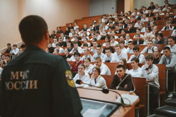 Безопасность и вовлеченность: студенты 1 курса изучили алгоритмы действий при угрозах и познакомились с молодежными организациями