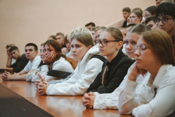 Безопасность и вовлеченность: студенты 1 курса изучили алгоритмы действий при угрозах и познакомились с молодежными организациями