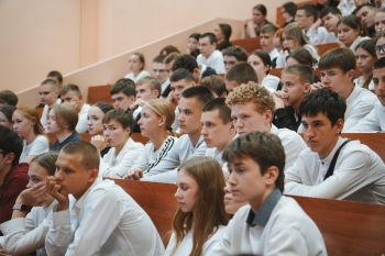 Безопасность и вовлеченность: студенты 1 курса изучили алгоритмы действий при угрозах и познакомились с молодежными организациями