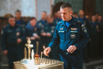 Личный состав Уральского института ГПС МЧС России почтил память Героя России Евгения Николаевича Зиничева Личный состав Уральского института ГПС МЧС России почтил память Героя России Евгения Николаевича Зиничева