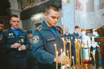 Личный состав Уральского института ГПС МЧС России почтил память Героя России Евгения Николаевича Зиничева Личный состав Уральского института ГПС МЧС России почтил память Героя России Евгения Николаевича Зиничева