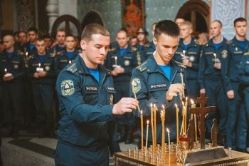 Личный состав Уральского института ГПС МЧС России почтил память Героя России Евгения Николаевича Зиничева Личный состав Уральского института ГПС МЧС России почтил память Героя России Евгения Николаевича Зиничева