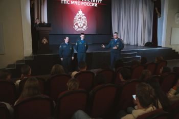 Курсанты и студенты Уральского института ГПС МЧС России на Международном фестивале молодежи — 2026