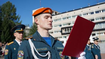 В Уральском институте ГПС МЧС России состоялась торжественная церемония принятия присяги курсантами первого курса В Уральском институте ГПС МЧС России состоялась торжественная церемония принятия присяги курсантами первого курса