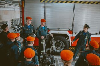 От кадетского класса — к профессии спасателя: школьники из Богдановича посетили Уральский институт ГПС МЧС России От кадетского класса — к профессии спасателя: школьники из Богдановича посетили Уральский институт ГПС МЧС России
