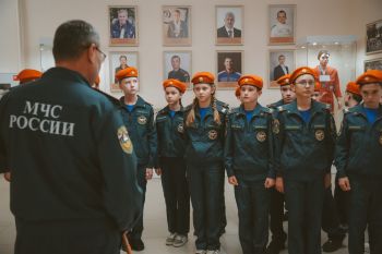 От кадетского класса — к профессии спасателя: школьники из Богдановича посетили Уральский институт ГПС МЧС России От кадетского класса — к профессии спасателя: школьники из Богдановича посетили Уральский институт ГПС МЧС России